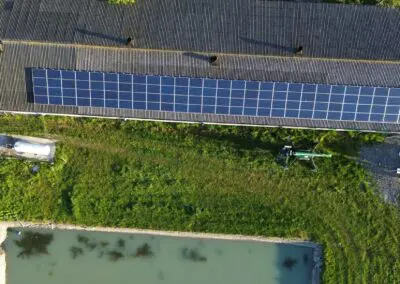 Zonnepanelen reinigen bedrijfsgebouw